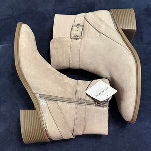 NWT Liz Claiborne Emberly Ankle Boots in Color Koala Size 10M